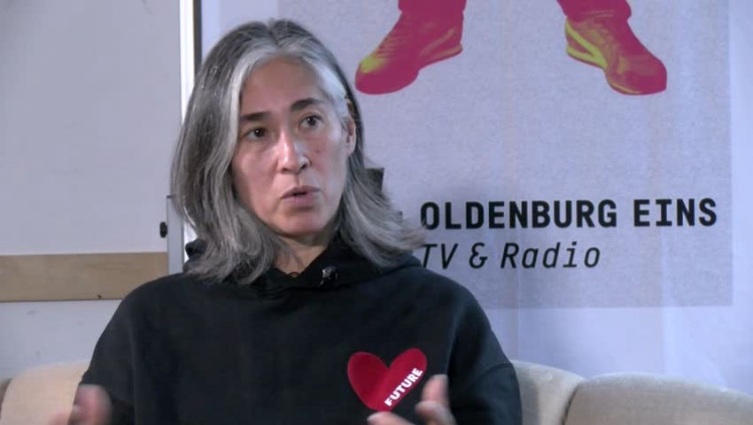 Rotes Sofa beim GMK Forum 2025 Teil 2/10